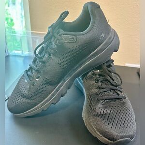 Men’s Under Armour black tennis shoes size: 8.5
